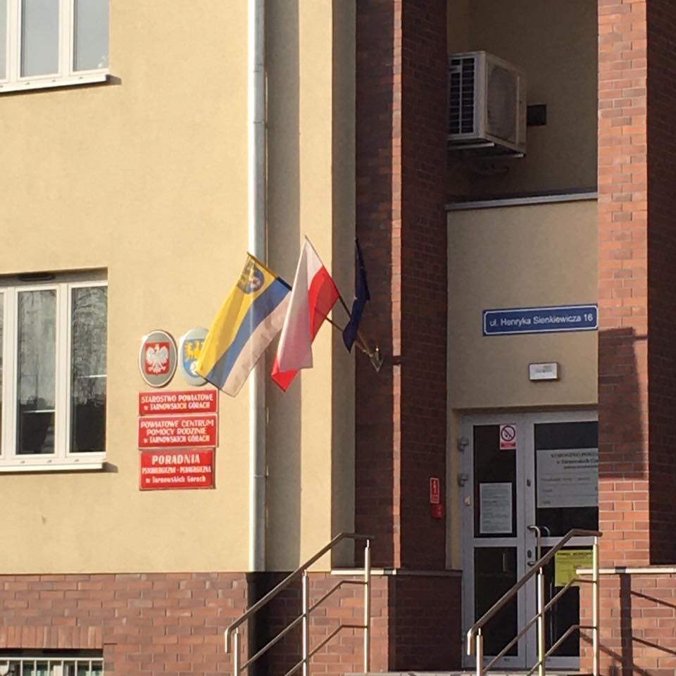 zdjęcie wejścia di poradni od strony ulicy Sienkiewicza